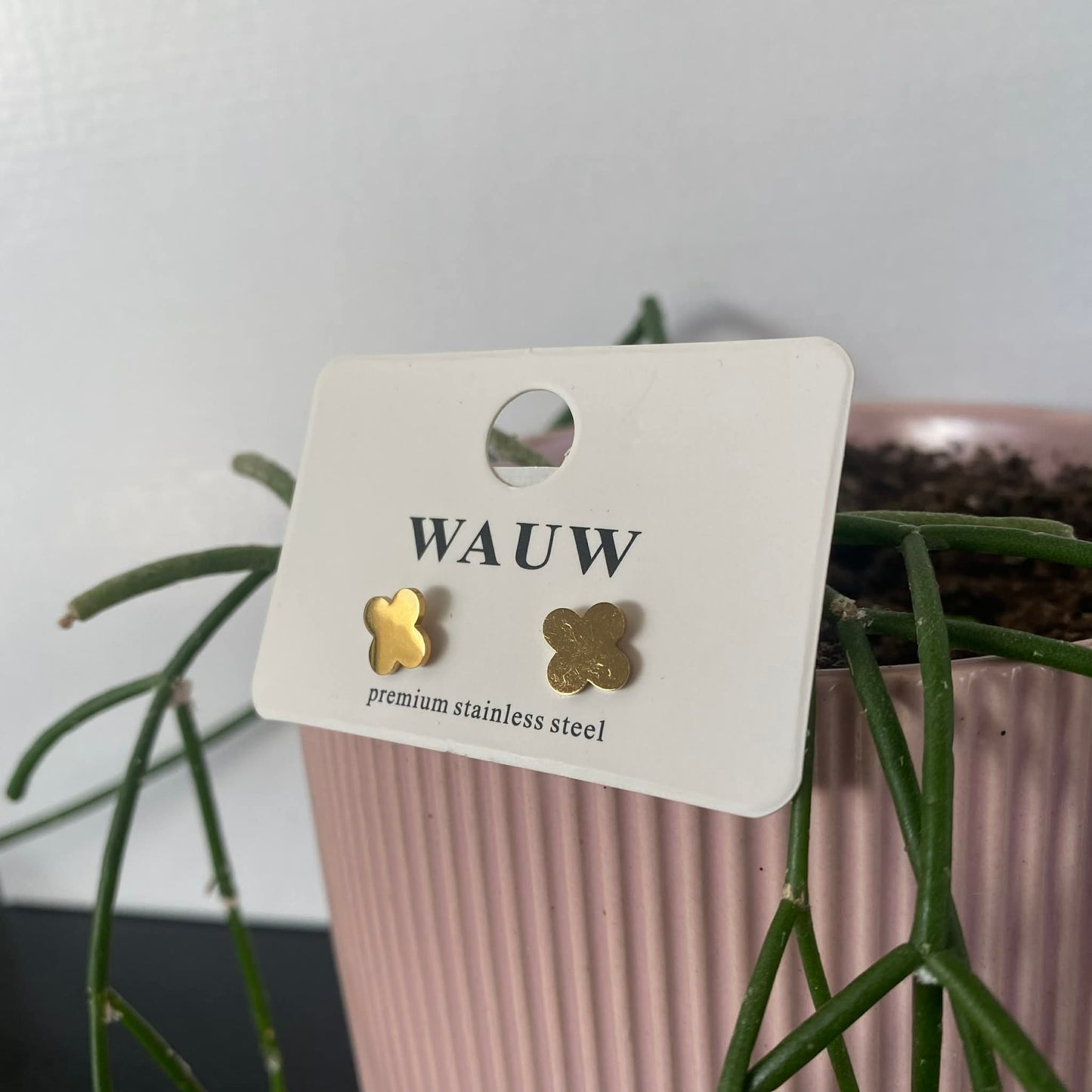 Wauw: oorbellen - bloemetjes gesloten