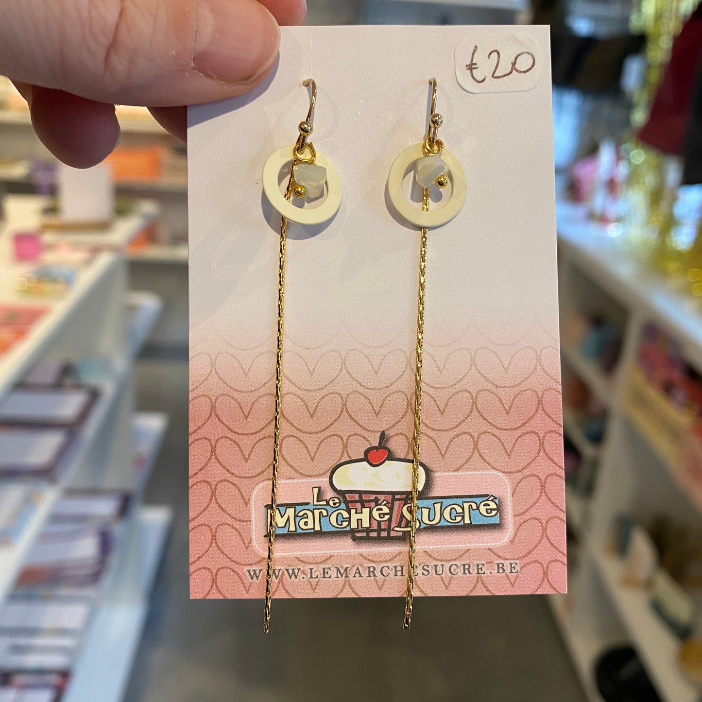 Le marché sucré: oorbellen hangers - ecru + goud