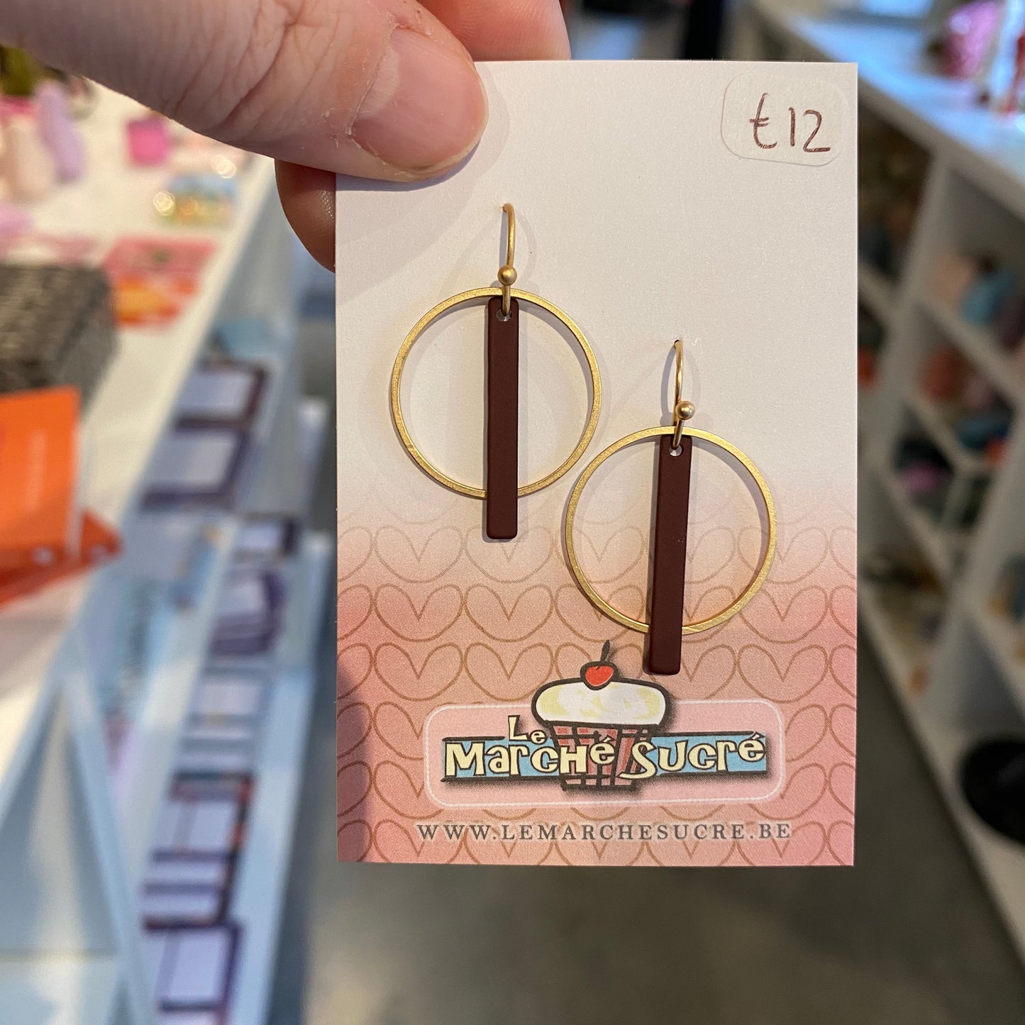 Le marché sucré: oorbellen hangers - goud + aubergine