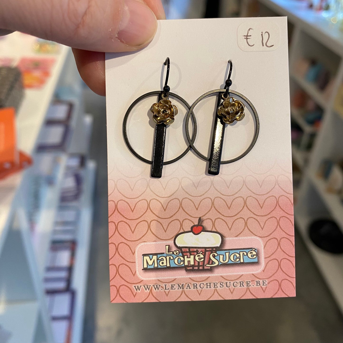 Le marché sucré: oorbellen hangers - goud + zwart