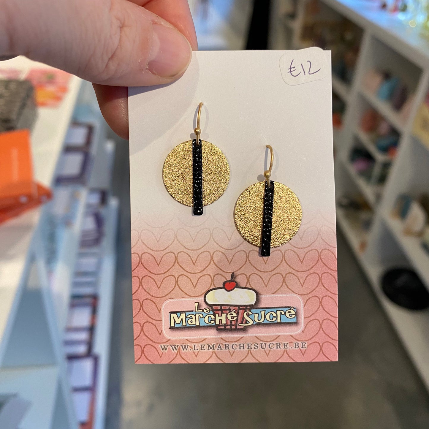 Le marché sucré: oorbellen hangers - goud + zwart