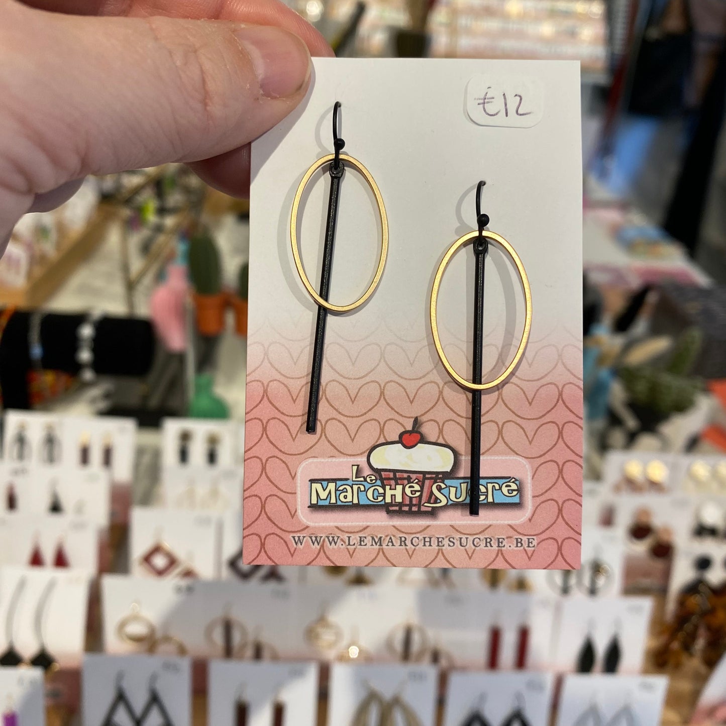 Le marché sucré: oorbellen hangers - goud + zwart