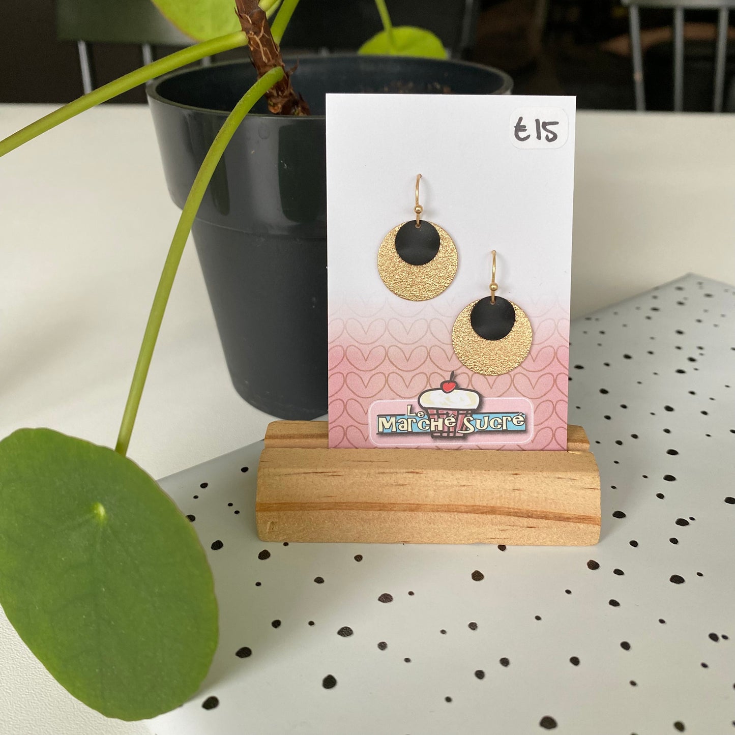 Le marché sucré: oorbellen - goud hangertje + goud + zwart
