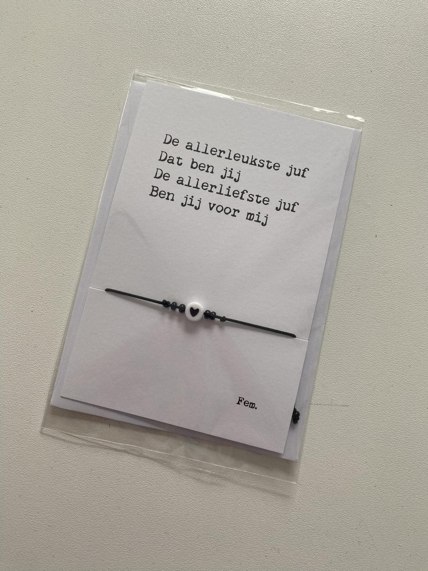 Papierpleziertjes - armbandplezier - de allerleukste juf (zwart armbandje)