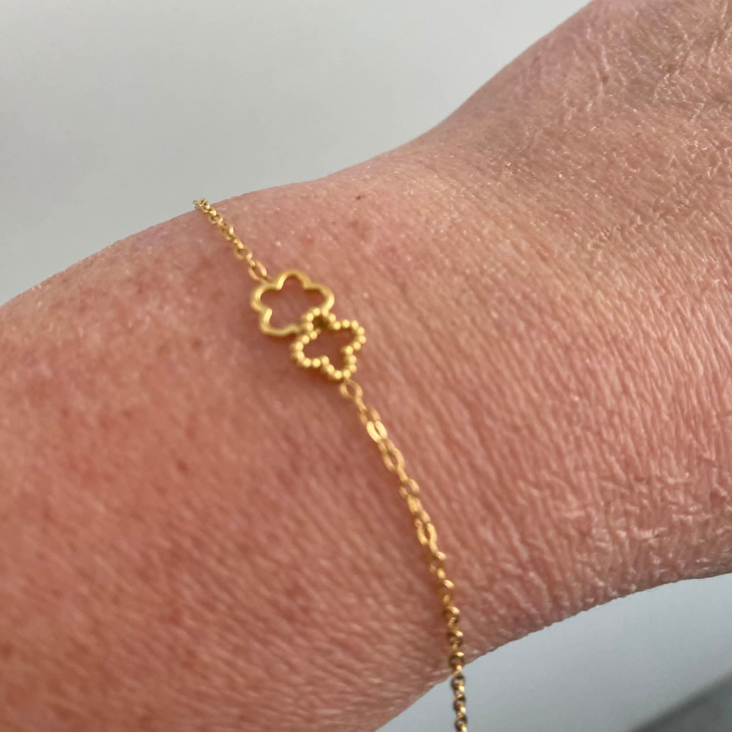 Wauw: armbandje goud in stainless steel - bloemetjes open