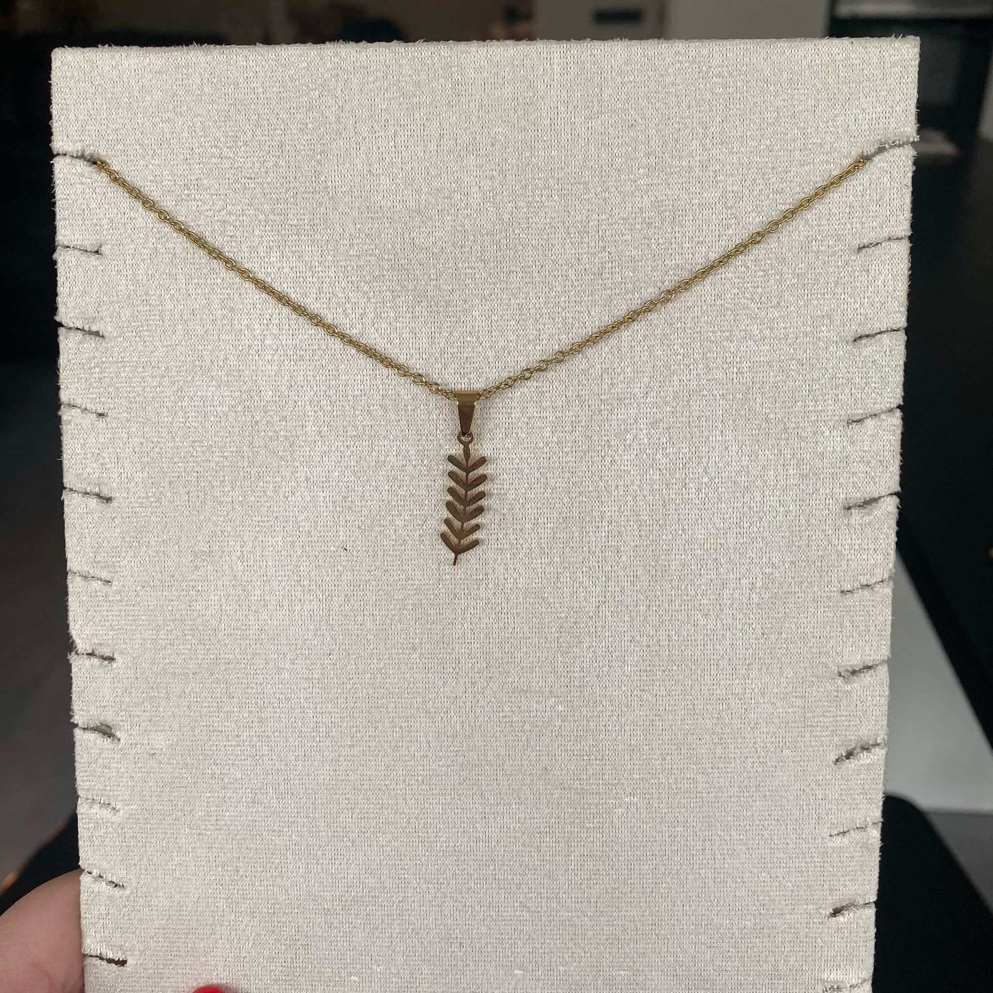 Le marché sucré: ketting met hanger blaadje goud