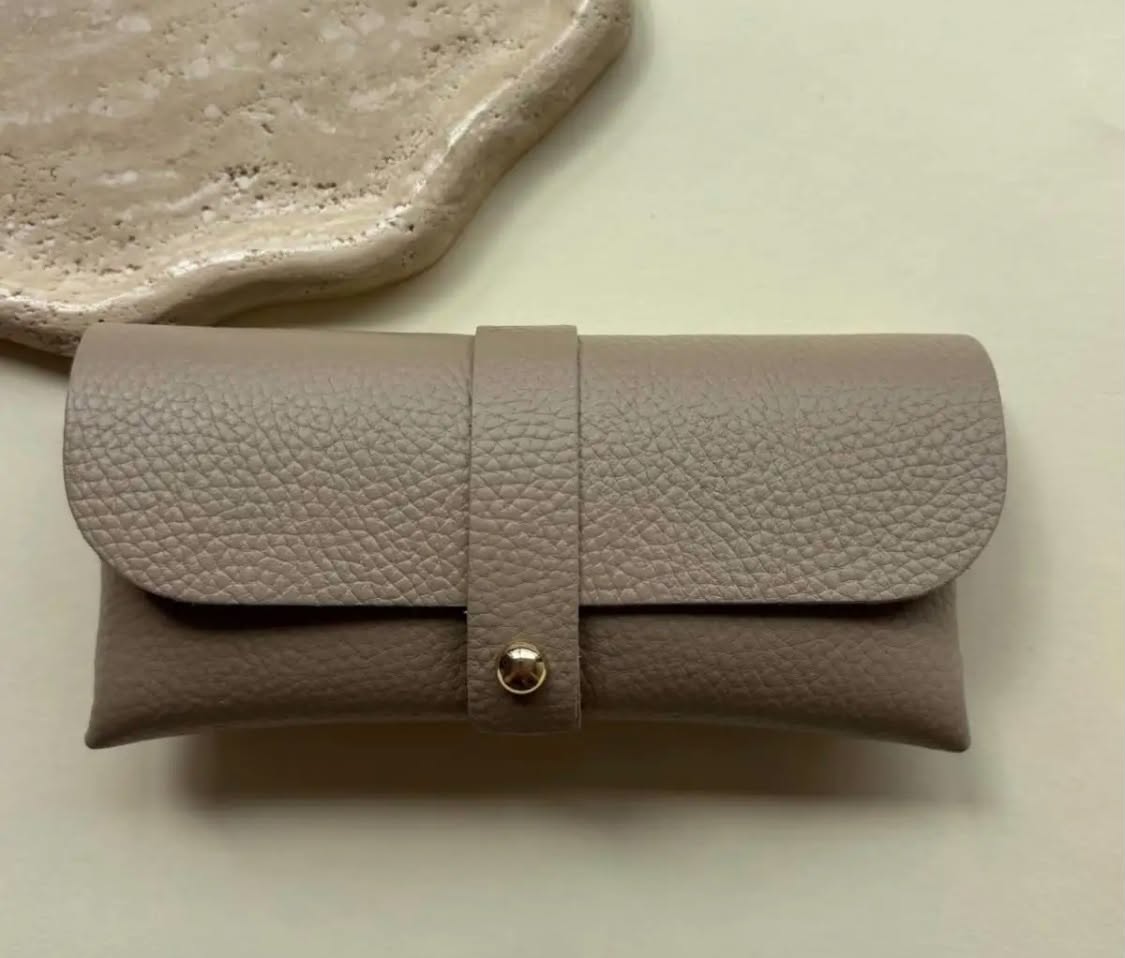 Zonnebriltasje leder - licht taupe