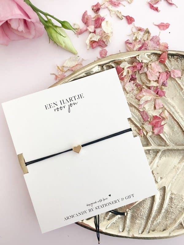 Stationery & gift armbandje zwart met een gouden hart