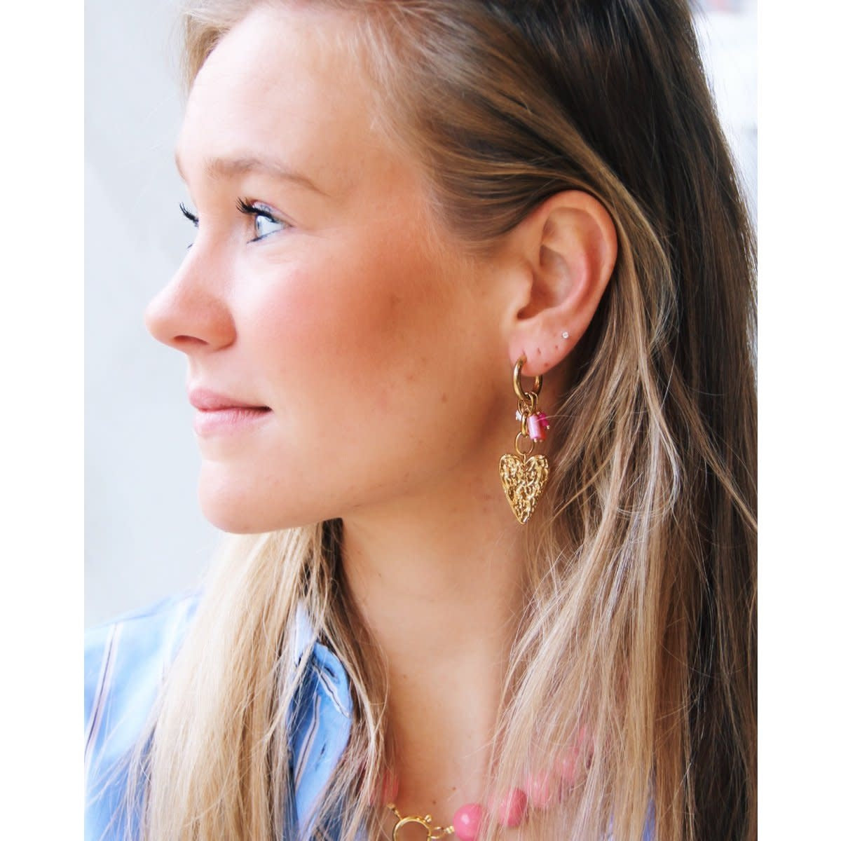 Bazou: oorbellen - Brede RVS ring met ketting, hart en cluster - roze/oranje