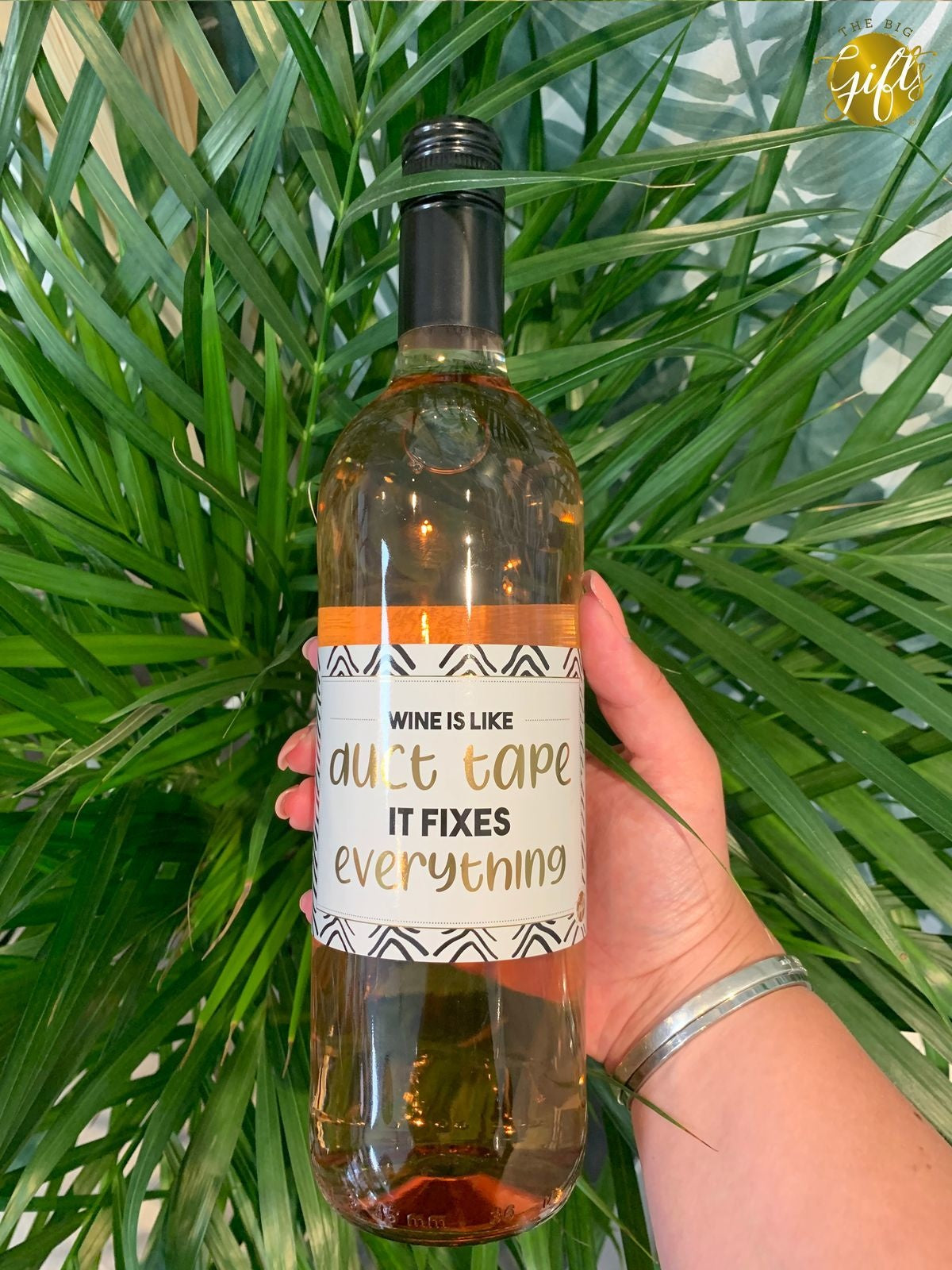 The big gifts: wijnfles rosé "wine is like ductape..."