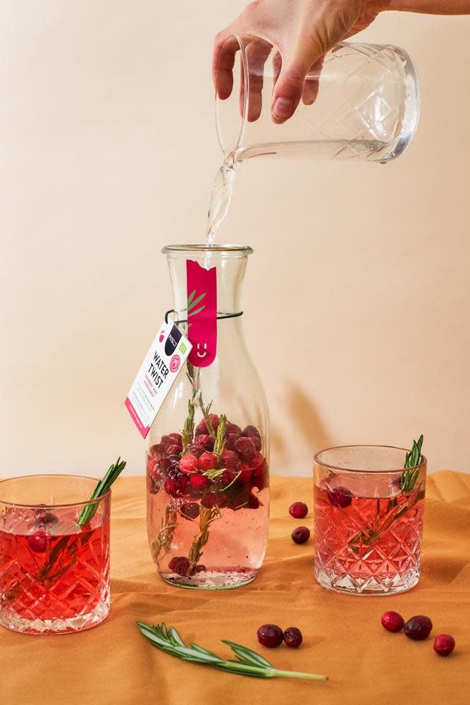 Pineut: Watertwist Karaf Cranberry Kers Rozemarijn BIO