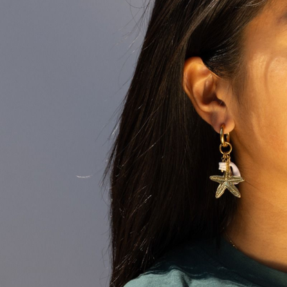 Kannai: Oorbellen met zeester en schelp in stainless steel - goud