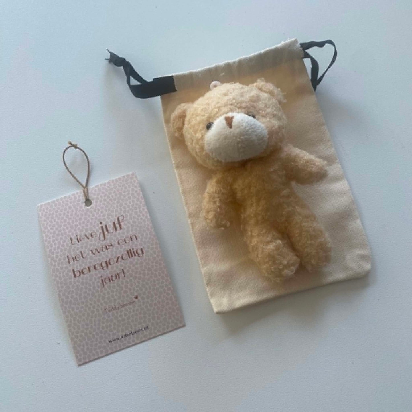 Label ZeeV: Stoffen zakje met kaartje "JUF" | met teddybeertje