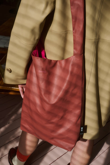 tinne + mia cross: Feel good bag - red wood | Joie de Vivre