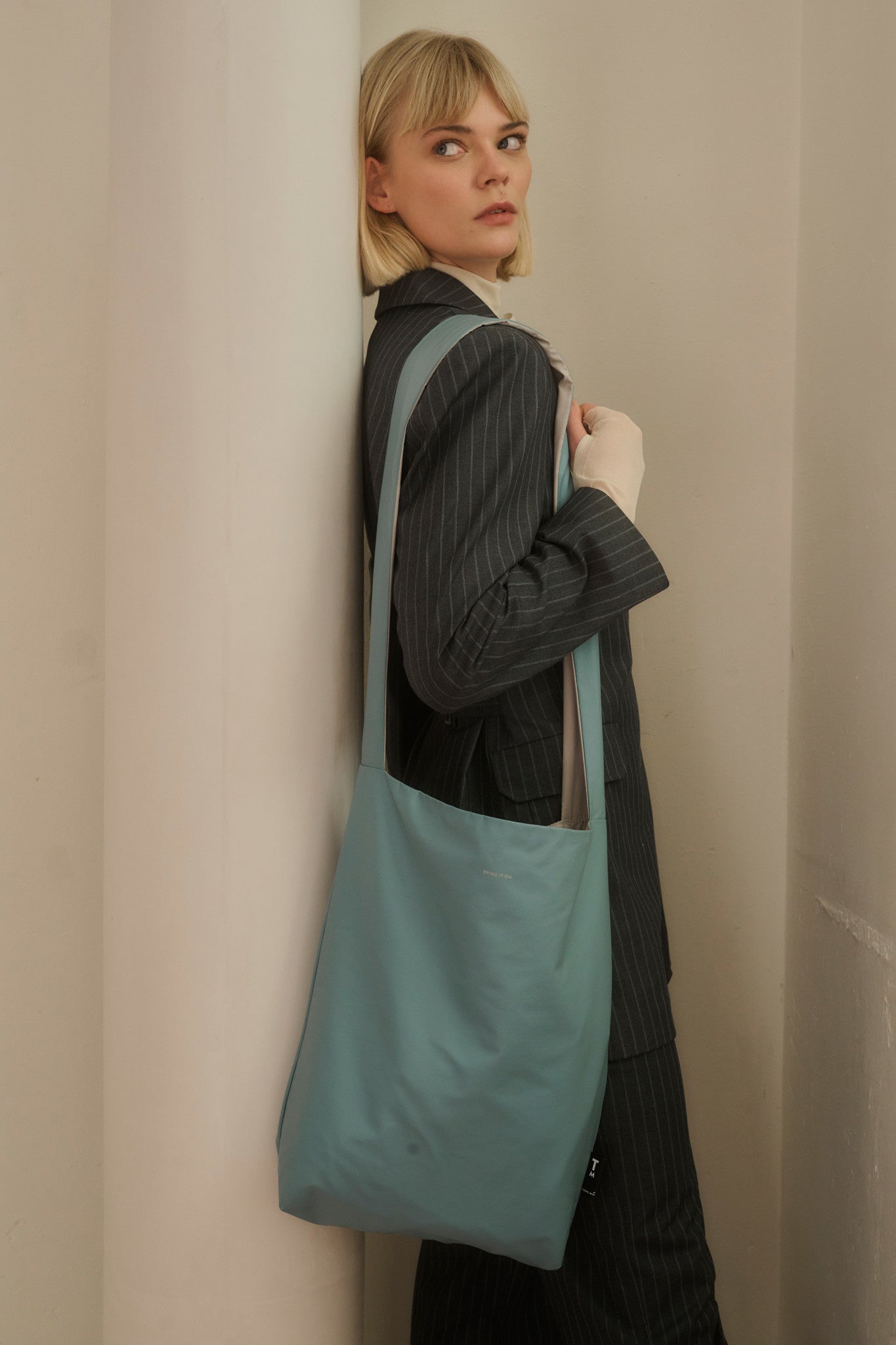 tinne + mia cross: Feel good bag - stone blue | BRING IT ON
