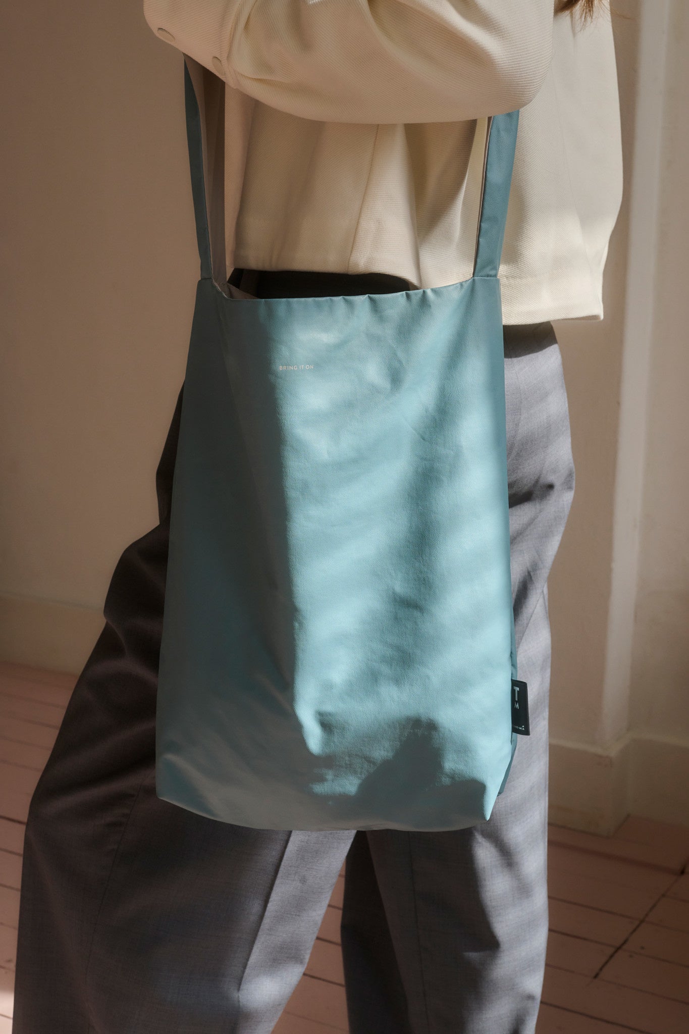 tinne + mia cross: Feel good bag - stone blue | BRING IT ON