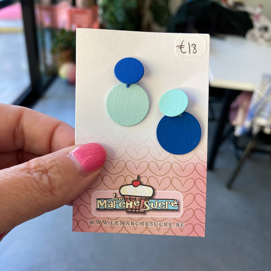 Le marché sucré: oorbellen - asymmetrisch lichtblauw en blauw