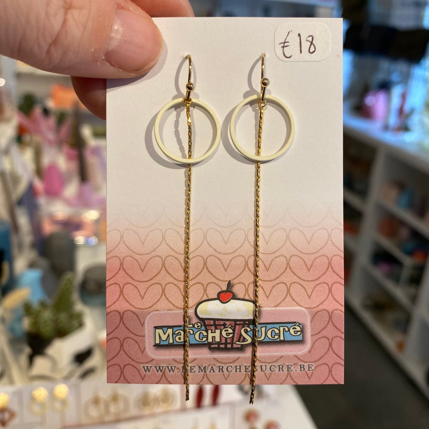 Le marché sucré:  oorbellen hangers - goud en ecru