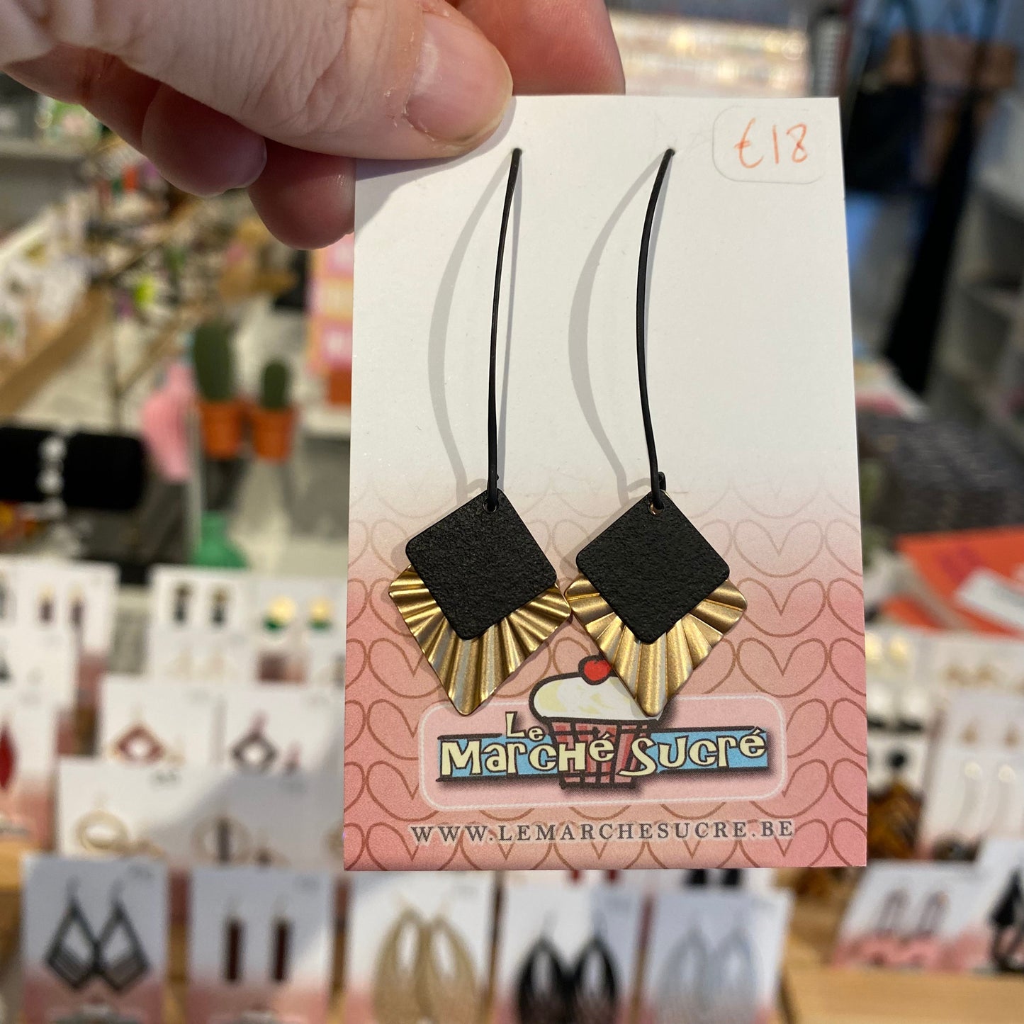 Le marché sucré:  oorbellen hangers - goud + zwart