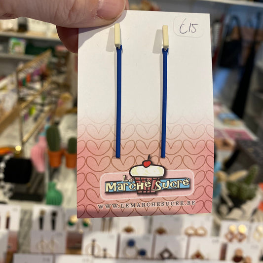 Le marché sucré: oorbellen stekers - ecru + blauw