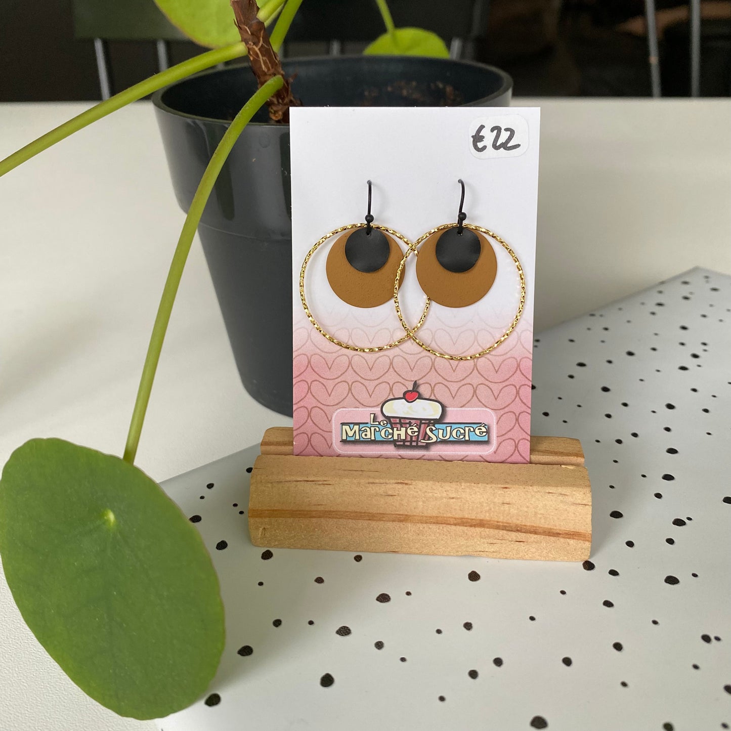 Le marché sucré: oorbellen  - goud + camel en zwart
