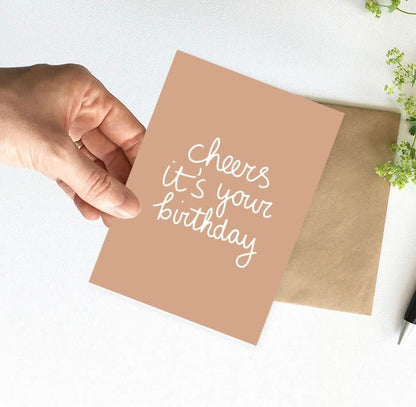 Nynke Ontwerpt: Kaart a6 | Cheers it's your birthday - bruin