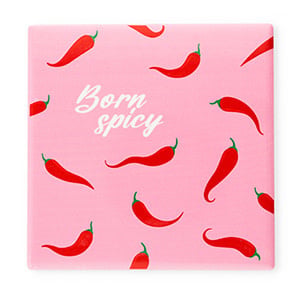 BK: Tegeltje met tekst "Born spicy"
