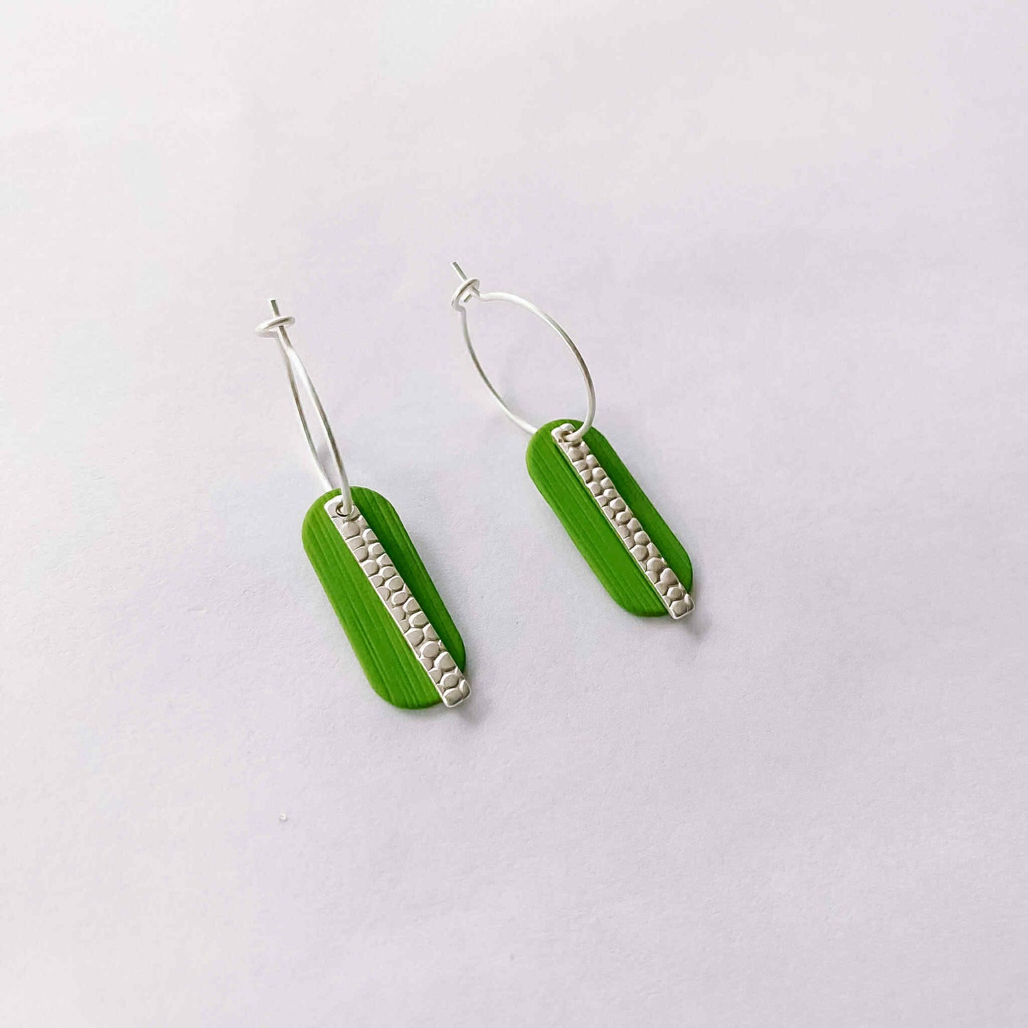 Le marché sucré: oorbellen zilver en grasgroen