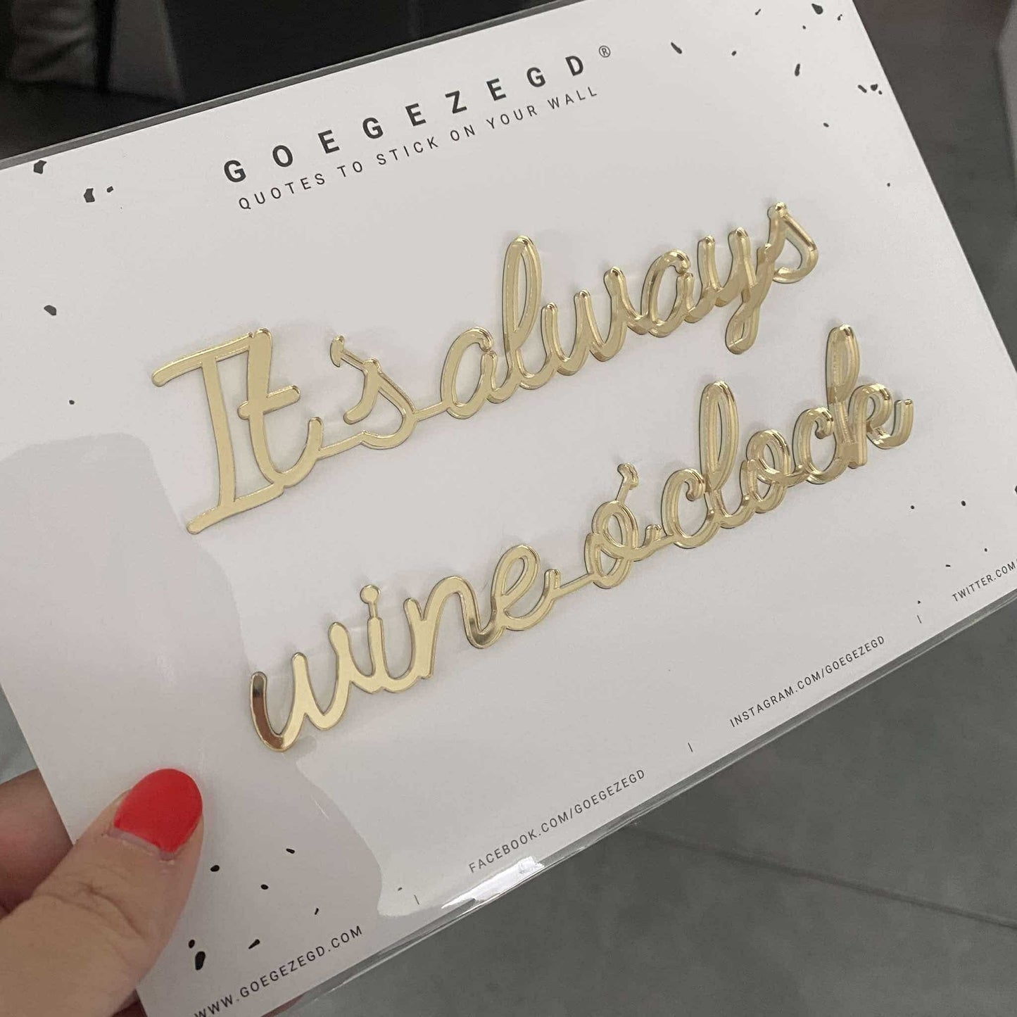 Goegezegd: muursticker goud - It's always wine o'clock