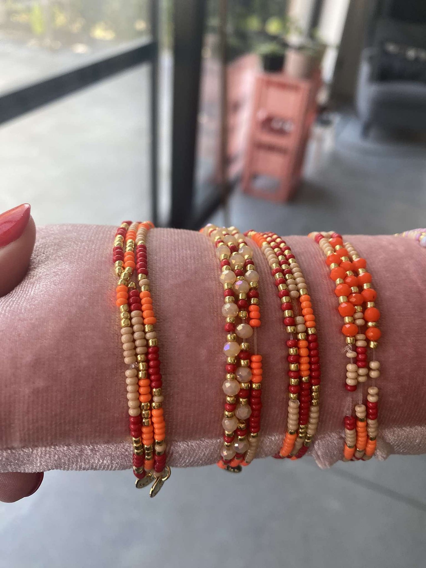 Biba: armband pareltjes op elastiek oranje