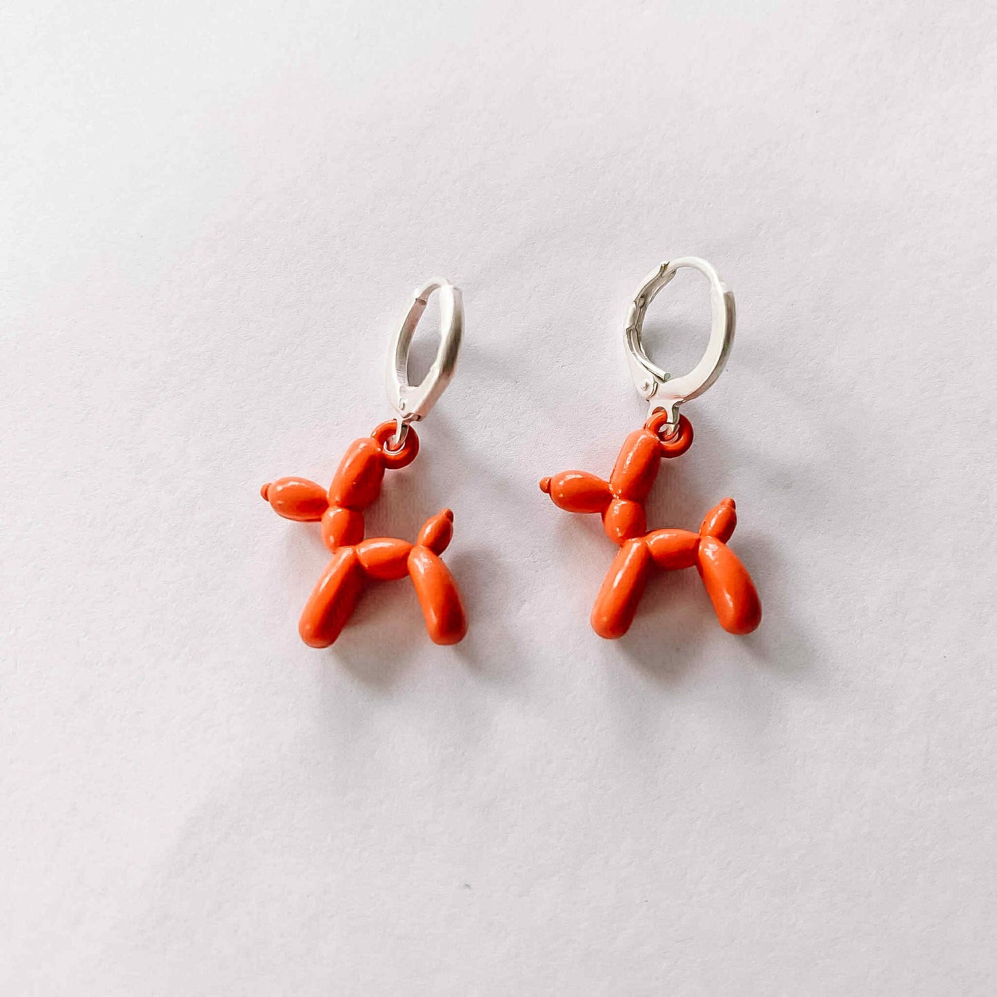 Le marché sucré: oorbellen - ballonhond oranje en zilver