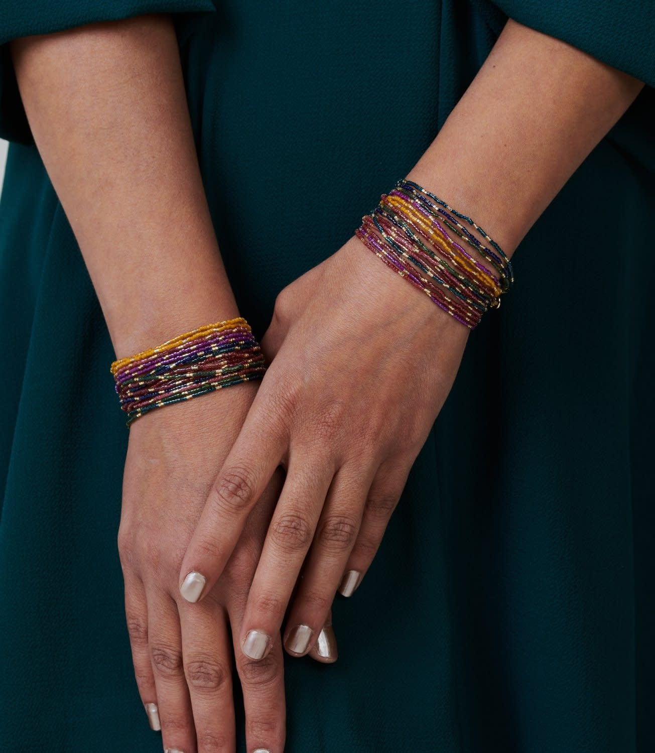 Biba: armbandje op elastiek fijne pareltjes