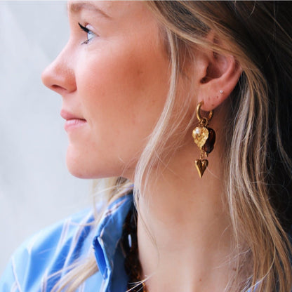 Bazou: oorbellen - Brede RVS ring met ketting, hart en cluster - roze/oranje