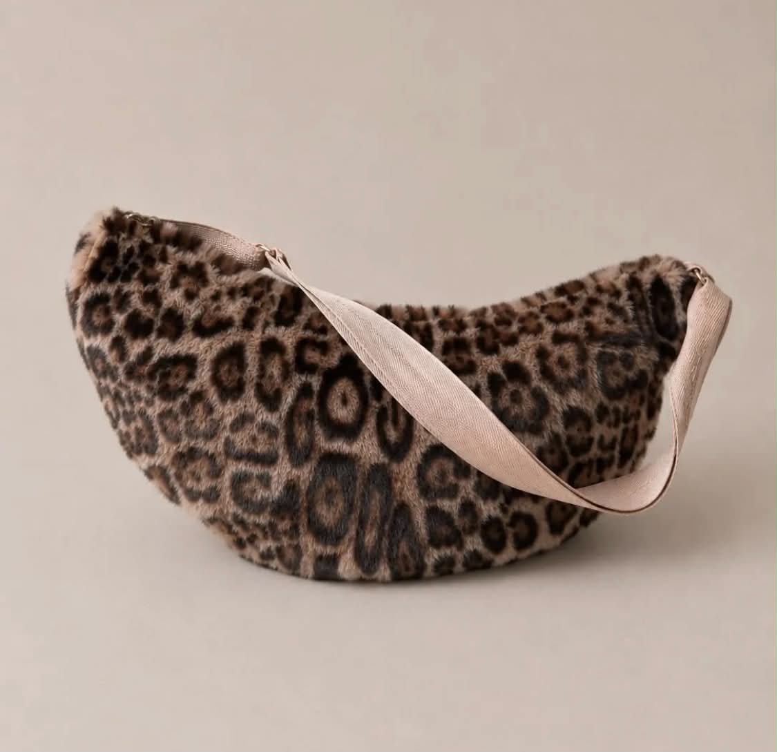Fluffy half moon bag | grote zachte schoudertas (verschillende kleurtjes)