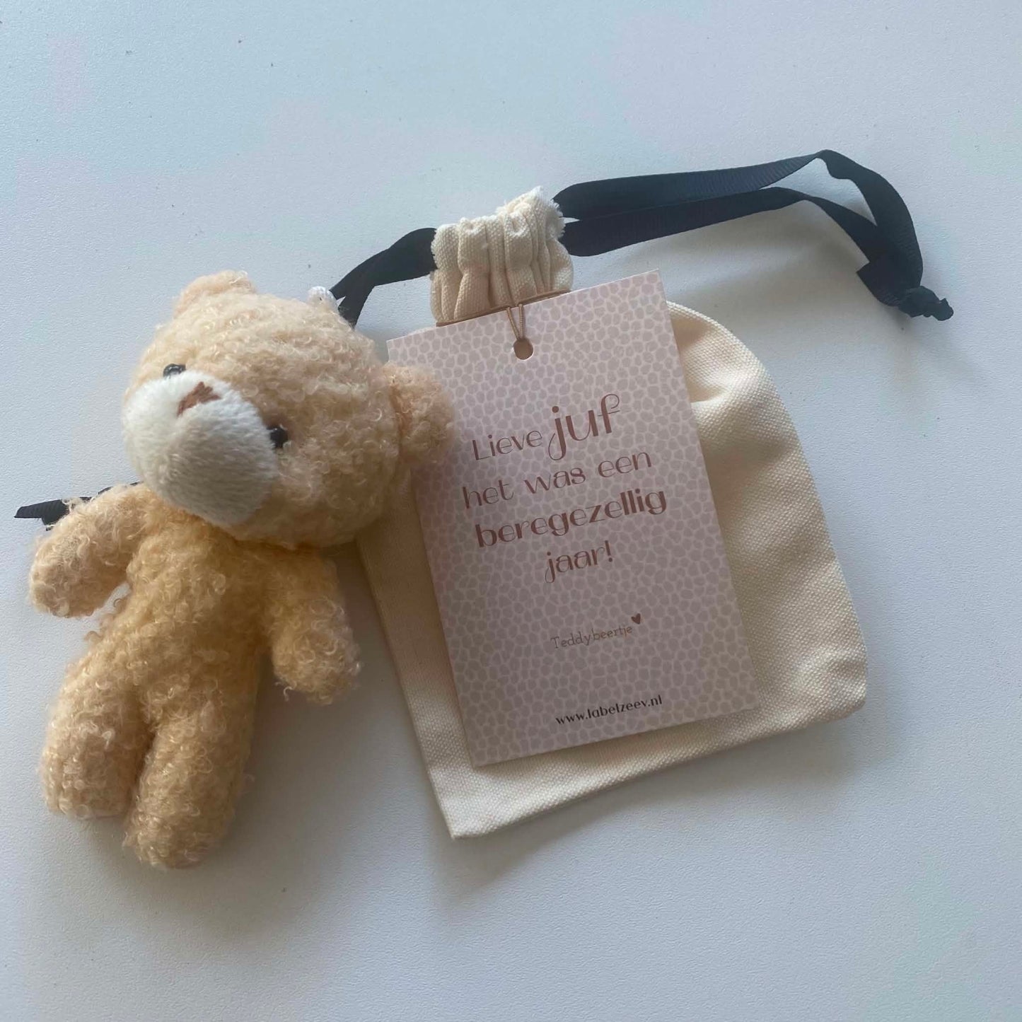 Label ZeeV: Stoffen zakje met kaartje "JUF" | met teddybeertje