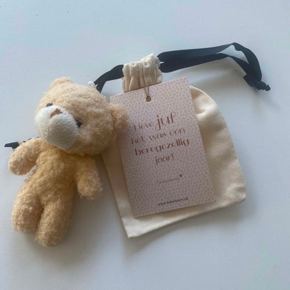 Label ZeeV: Stoffen zakje met kaartje "JUF" | met teddybeertje