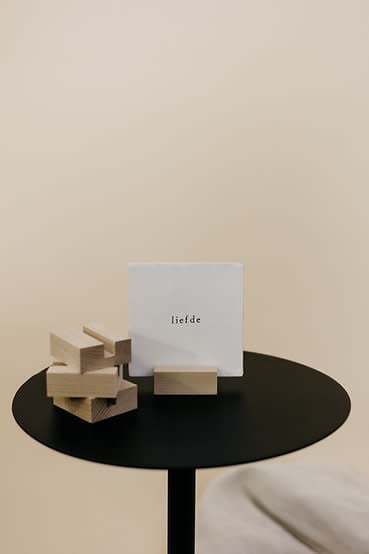 Ik pak je in: Houten standaard voor tegeltje of lijst