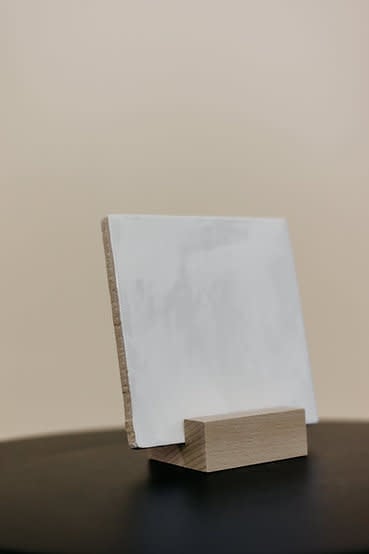 Ik pak je in: Houten standaard voor tegeltje of lijst