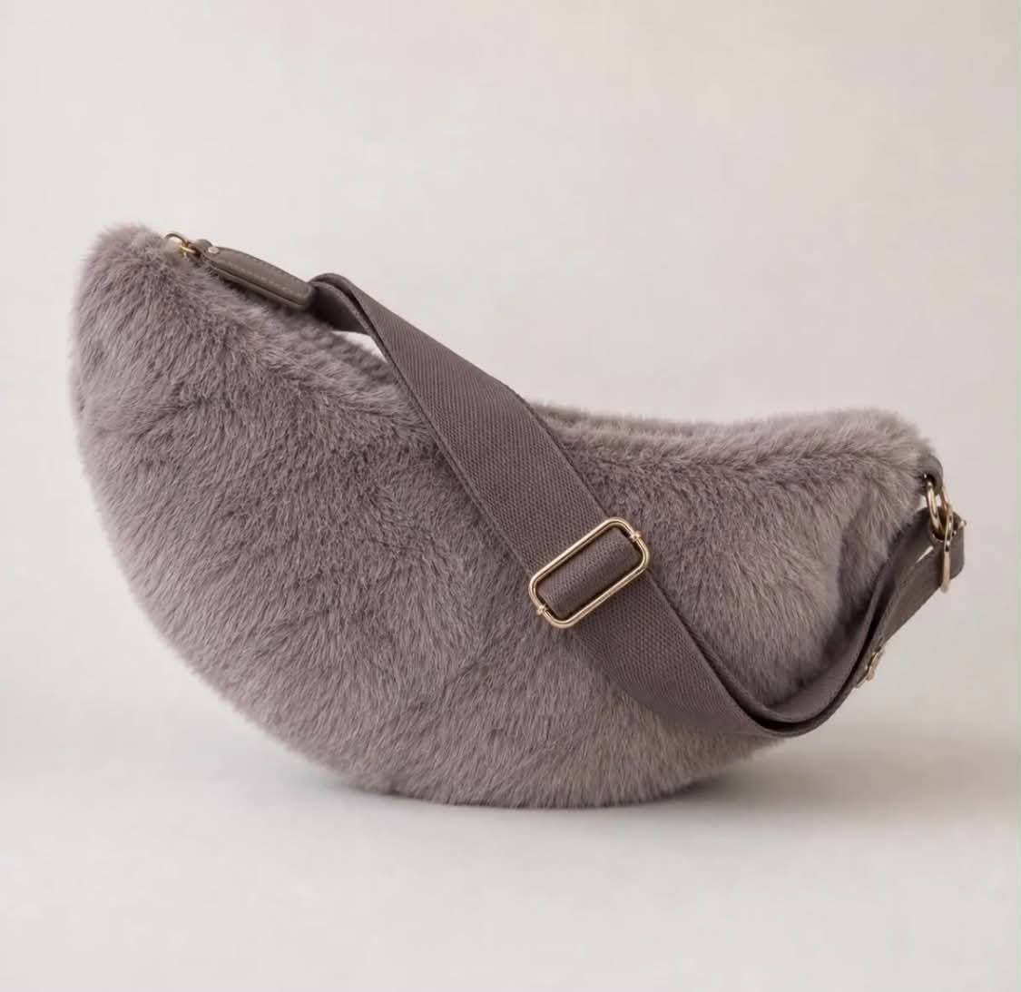 Fluffy half moon bag | grote zachte schoudertas (verschillende kleurtjes)