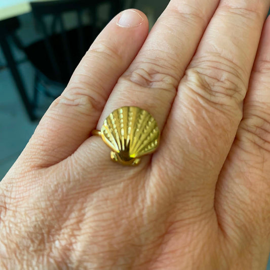 Kannai: Verstelbare schelp ring in stainless steel - goud