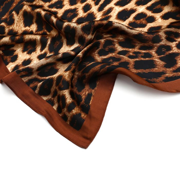 Vierkant sjaaltje met luipaardprint | Camel (1)