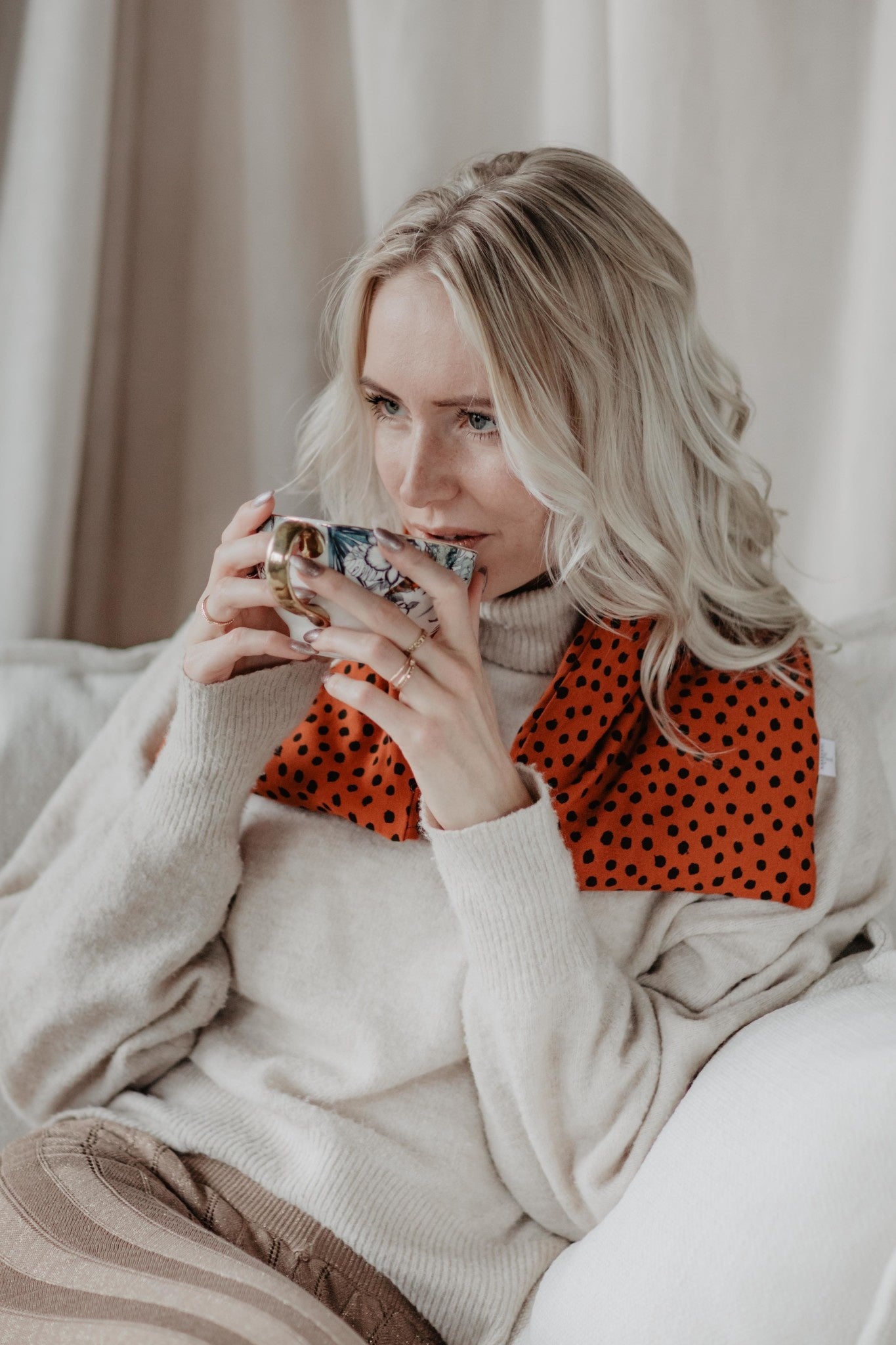 Janneke's Warmtesjaal stip cognac| biologisch lijnzaad