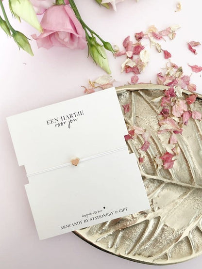 Stationery & gift: armbandje wit met een gouden hart