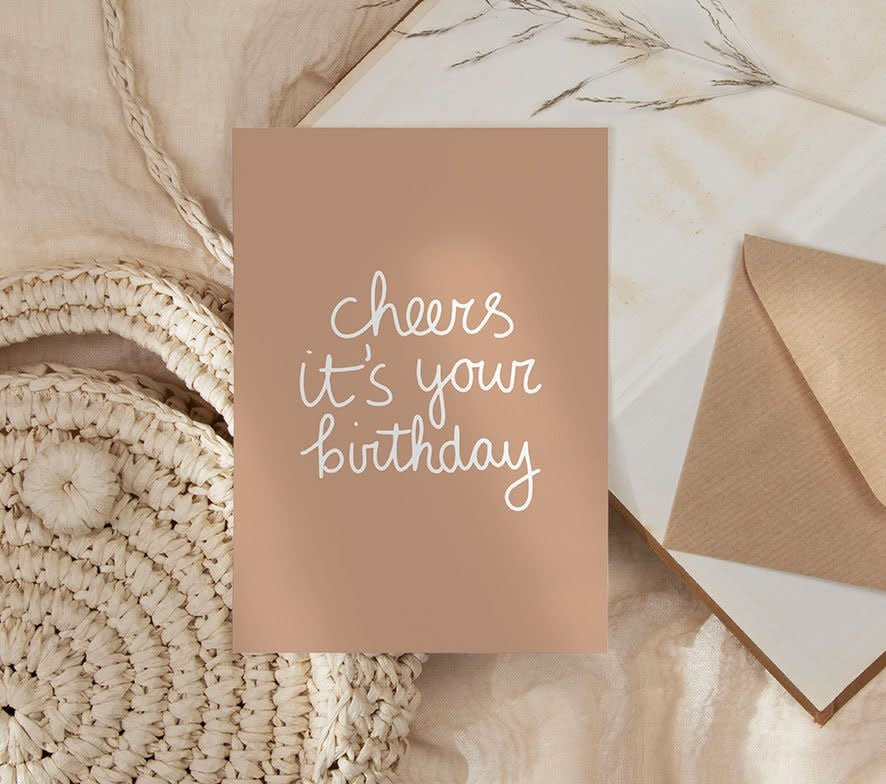 Nynke Ontwerpt: Kaart a6 | Cheers it's your birthday - bruin