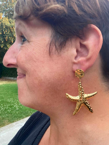 Kannai: Statement oorbellen met zeester in stainless steel - goud
