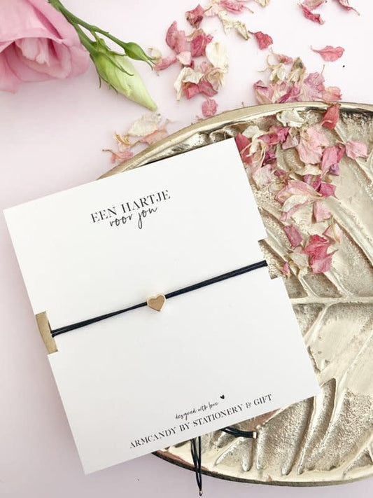 Stationery & gift armbandje zwart met een gouden hart