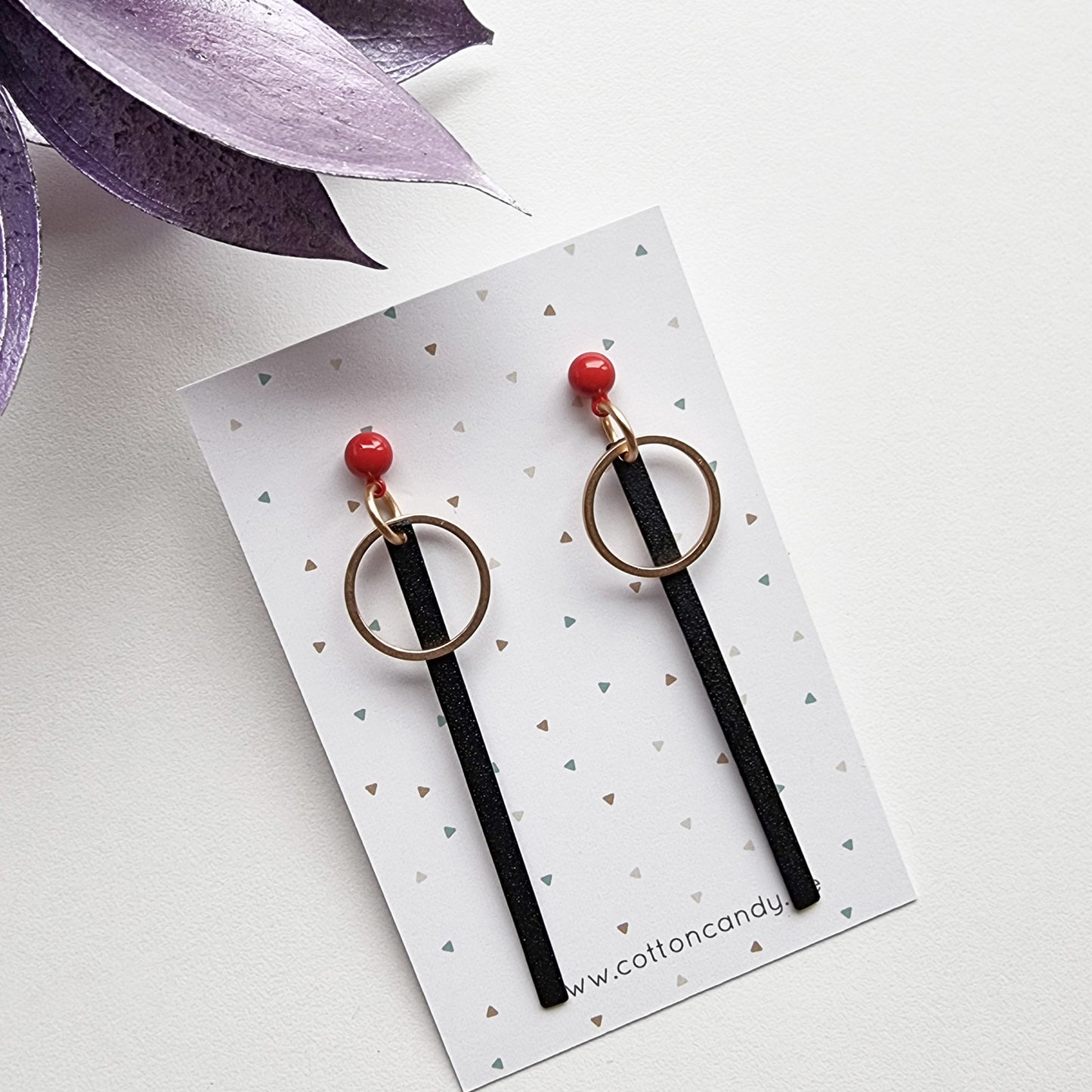 Cotton candy oorbellen  rood zwart en goud