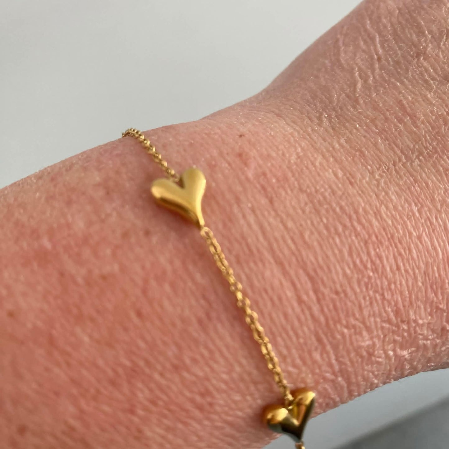 Wauw: armbandje goud in stainless steel - 3 grote harten