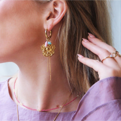 Bazou: oorbellen - RVS oorring met bloem, kettingen en gekleurd cluster - roze/mint