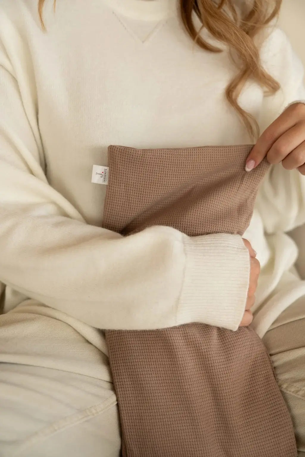 Janneke's warmtesjaal: fijne wafelstof taupe